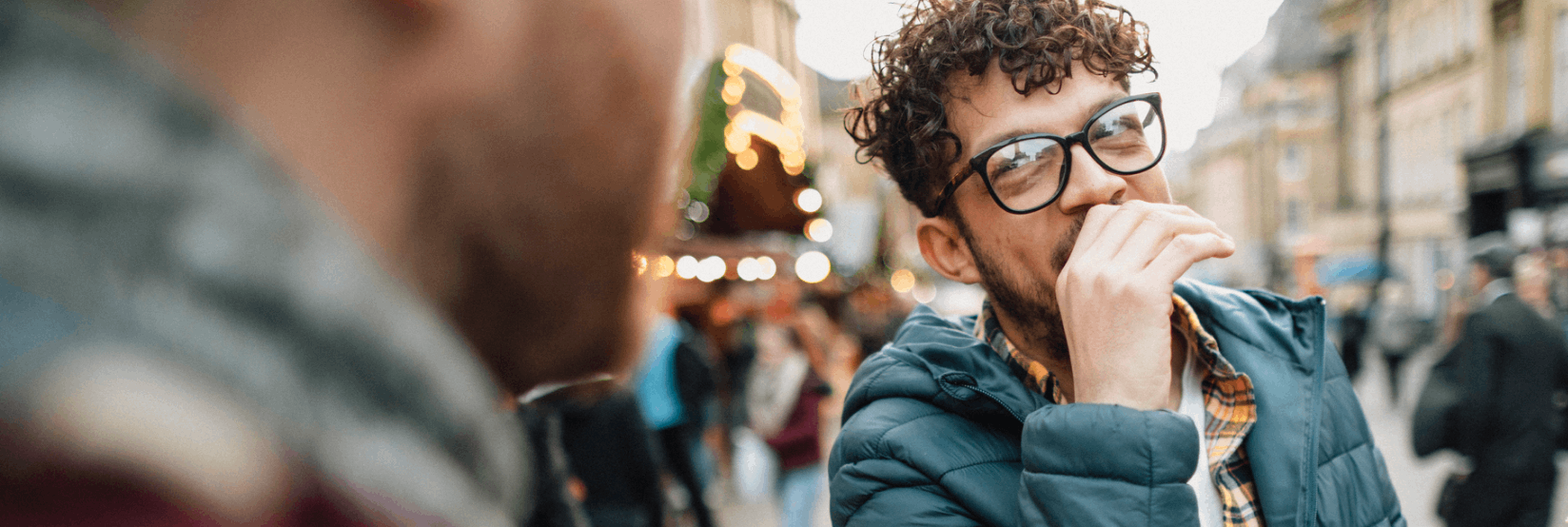 Homme dans la rue rie